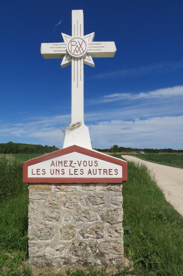 La Ferme De L'Isle Et Sa Roulotte Bed & Breakfast Avaray Exterior photo